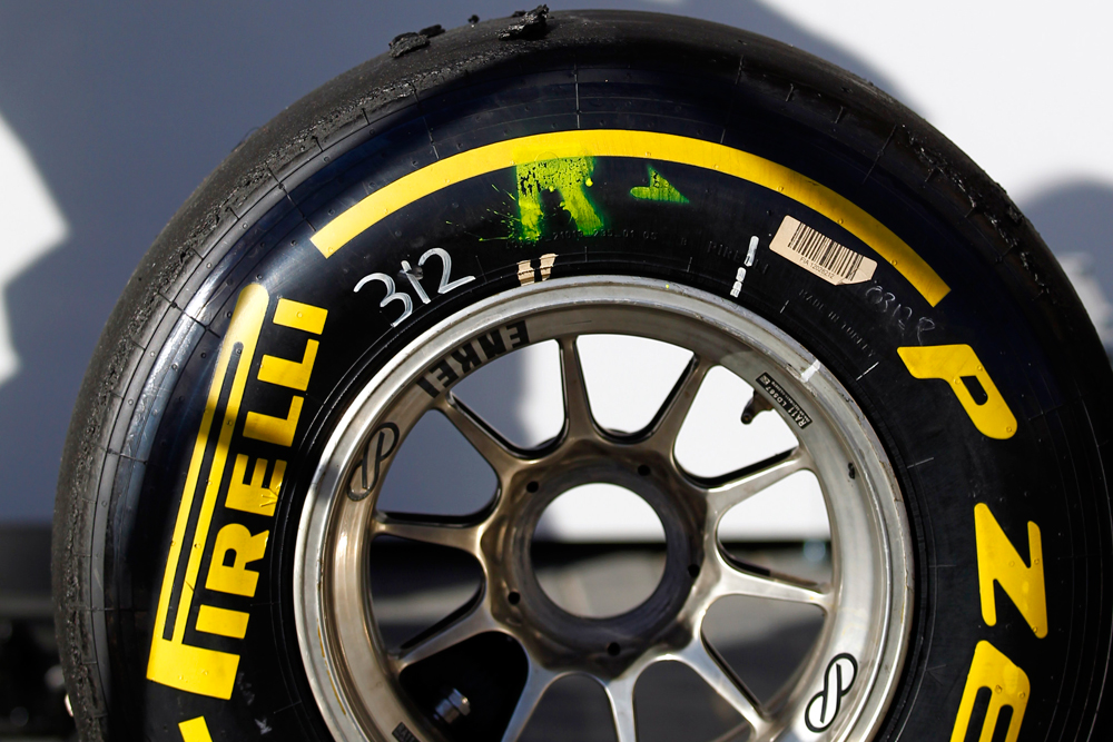 ������� �������� ������ �������� �������� �� ����� Pirelli P Zero Yellow