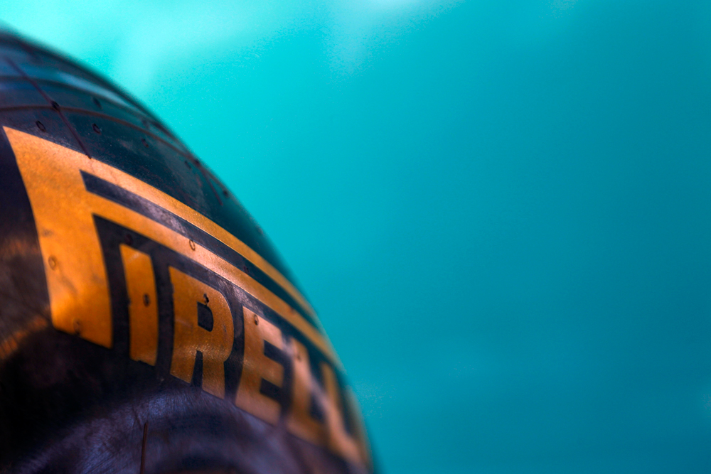 ������� �������� ������ �������� �������� �� ����� Pirelli P Zero Yellow
